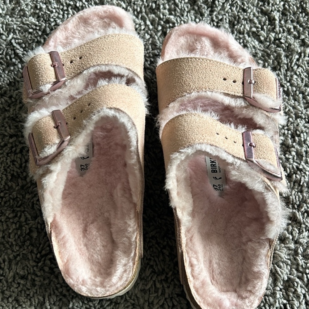 Fuzzy Birkenstocks size 6 (37)